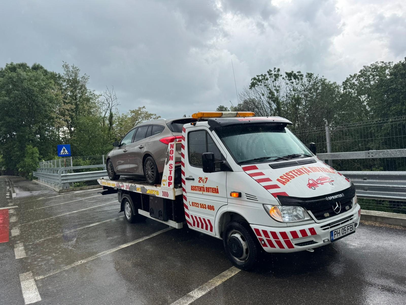 Autospeciala FLORSIMINTEX tractând un autoturism pe DN1